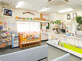 小児科の患者様が多いことから、店内にはベビーベッドを設置