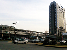 市原市の中心で、ショッピングモールなどがある五井までは、車で15分ほど
