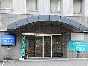 目印はこの入口。渕野辺病院のすぐ目の前にある
