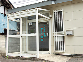 シンプルな店舗。薬局のすぐ裏が冨士ケ丘病院だ