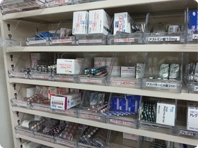 劇薬は赤、一般の薬は黒のテプラを使いあいうえお順に調剤棚の薬を並び替え。初めて店舗に来た薬剤師でも迷うことなく薬を取り出せるようにした。