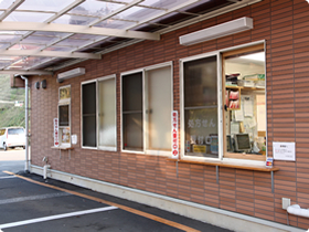 患者様に好評のドライブスルー。店の裏手に専用窓口があり、車に乗ったまま薬を受け取れる