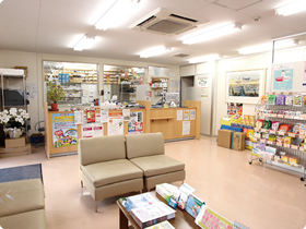 明るく広々とした店内